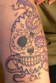 手臂彩色蛇和糖骷髅纹身图案