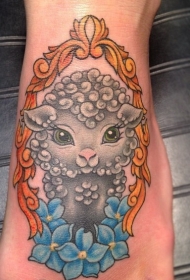 脚背可爱的灰羊和镜子框架花朵纹身图案