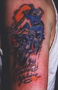 肩部彩色流氓与红色女孩摩托车纹身