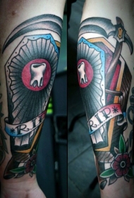 小臂彩绘棺材与字母花朵和牙齿纹身图案