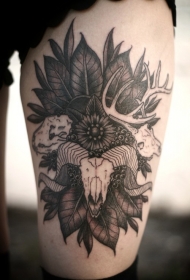 腿部黑灰色公羊头与花纹身图案