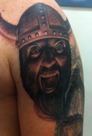 肩部逼真的海盗头纹身图案