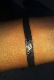 一根黑色的粗条纹手臂纹身图案