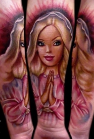 小臂彩色的祈祷娃娃卡通纹身图案