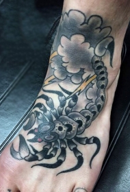 脚背老派风格的彩色蝎子纹身图案