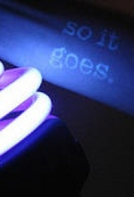 荧光英文单词纹身图案