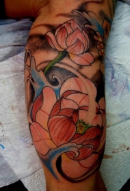 大臂粉红色的莲花和波浪纹身图案