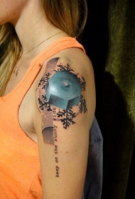 手臂插画风格色雪花和字母纹身图案