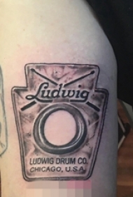 男生手臂上黑灰几何元素抽象线条英文单词和徽章纹身图片