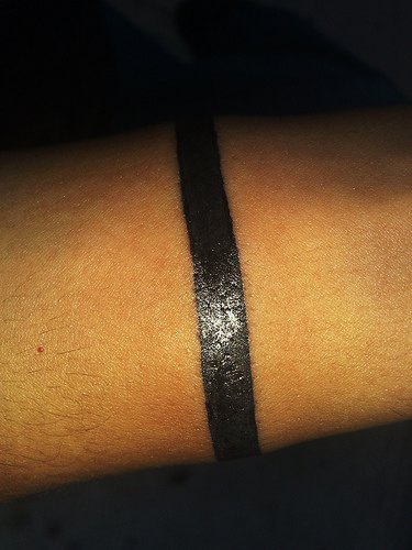 一根黑色的粗条纹手臂纹身图案