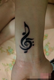 女生手腕上黑色简约线条音符纹身图片