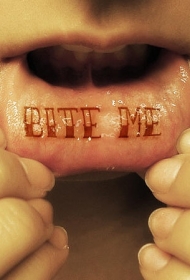 嘴唇内侧的英文字母纹身图案