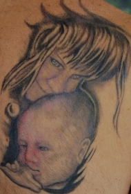 肩部灰色母亲和儿童肖像纹身图片