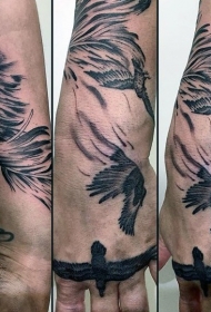 手腕戏剧风格黑灰乌鸦与羽毛纹身图案