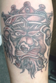 手臂棕色吸烟的狮子纹身图片