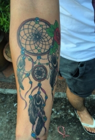 手臂新学校式彩色梦捕网纹身图案
