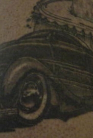 山脉与黑色跑车纹身图案