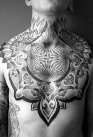 胸部大型催眠黑色装饰风格纹身图案