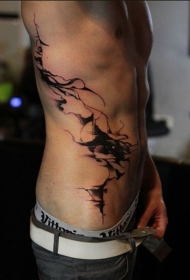 男子侧肋黑色抽象线条眼睛纹身图案