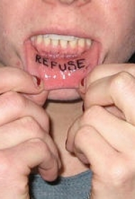 下嘴唇黑色拒绝英文字母纹身图案