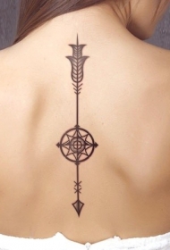 女生背部向下的箭头与指南针纹身图案