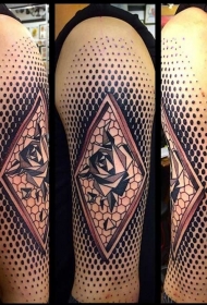 肩部新风格的彩色玫瑰纹身图案