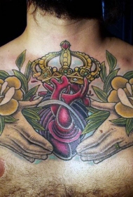 old school胸部彩色心脏与手花朵皇冠纹身图案