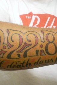 手臂花体数字和英文字母纹身图案