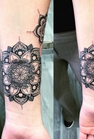 手腕漂亮的黑色梵花纹身图案