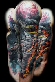 大臂卡通宇航员和彩色太空纹身图案