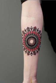 女性手臂漂亮的彩色小装饰纹身
