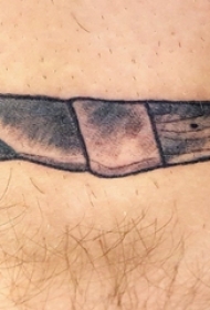 男生大腿上黑灰点刺技巧几何元素抽象线条匕首纹身图片