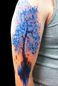 肩部彩色大树纹身图案