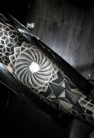 手臂黑色点刺神秘催眠符号与几何饰品纹身图案