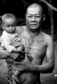 男性土著胸部佛教符号纹身图案