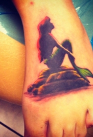 脚背彩色美人鱼坐在石头上纹身图案