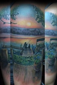 手臂彩色渔民与鲜花纹身图案