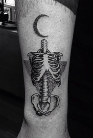 小腿雕刻风格黑色骨架与月亮纹身图案