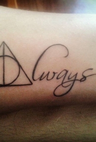 小小的黑色三角形与圆字母纹身图案