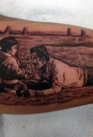 手臂设计精美的黑白父子纹身图案