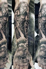 手臂华丽的黑灰战士与骷髅纹身图案