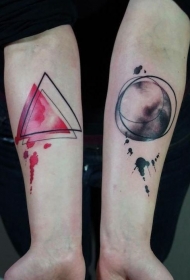 手臂个性水彩色几何纹身图案