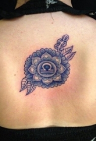 女生背部黑色线条创意花纹唯美纹身图案