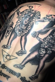 背部自制式的恐怖女子和骷髅黑灰纹身图案