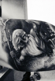 大臂简单的海神波塞冬纹身图案