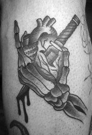 old school怪物手匕首和心脏纹身图案