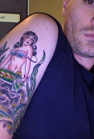 男性手臂石头上的美人鱼纹身图案