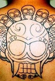 背部黑色线条骷髅与翅膀纹身图案