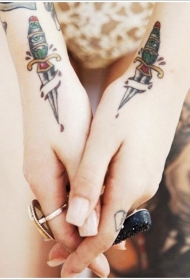 匕首刺破皮肤纹身图案