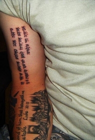 手臂上的黑色宗教字符纹身图案